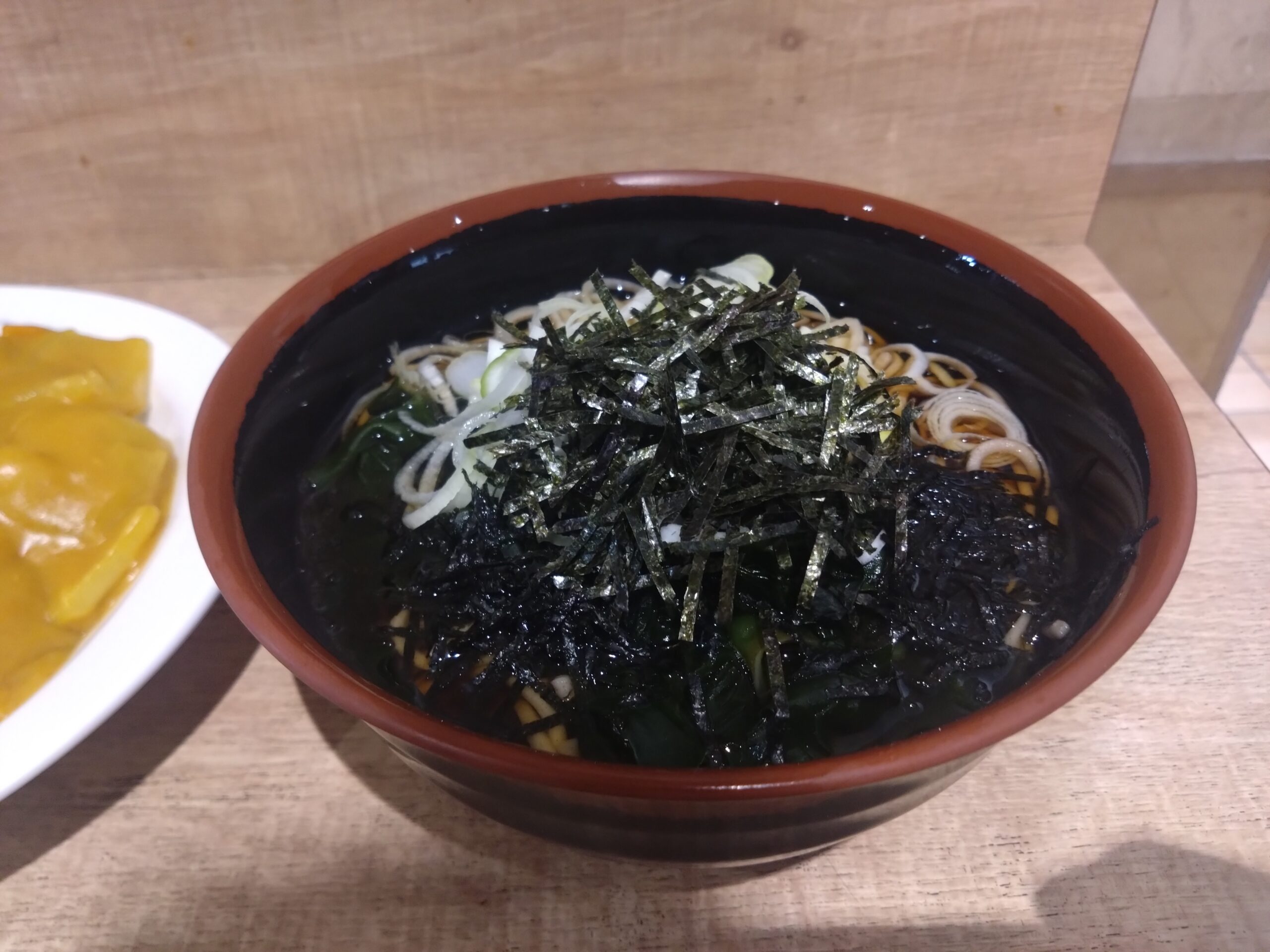 わかめがたっぷりのわかめそば