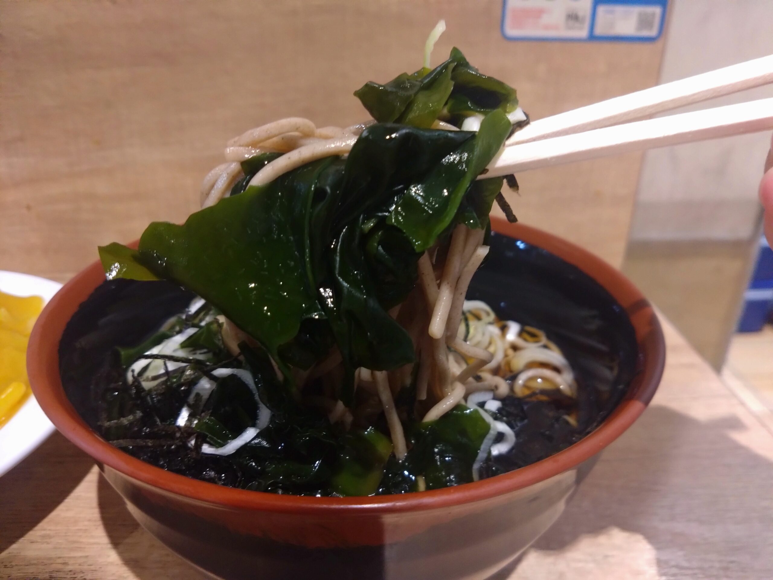 わかめそばのアップ。わかめ・ねぎ・海苔の盛り