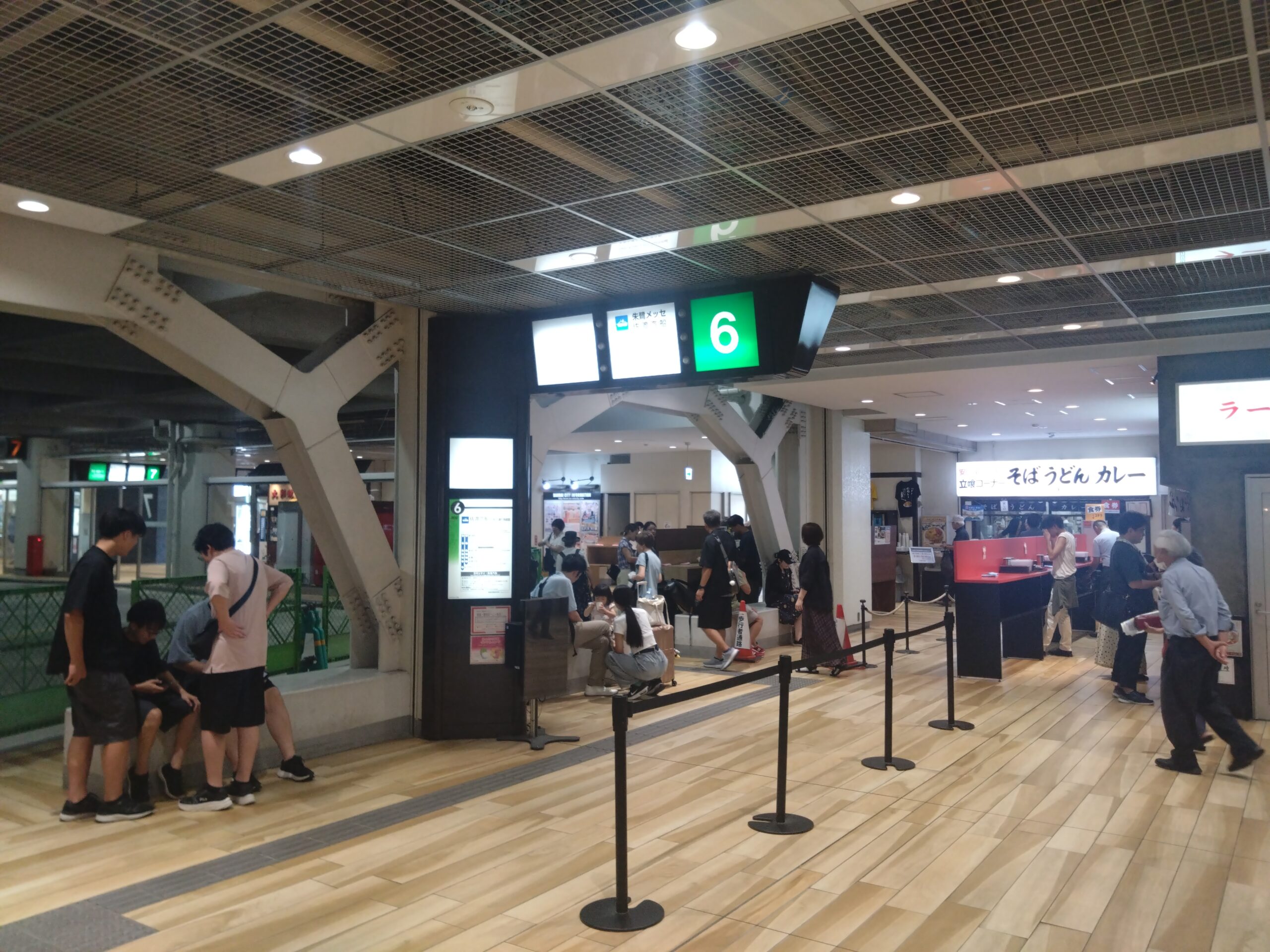 万代シティのバスターミナル風景